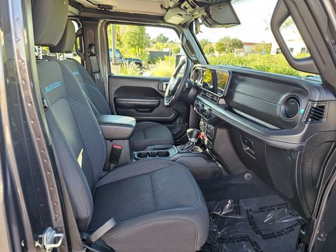 Used 2025 Jeep Wrangler Unlimited Rubicon 4xe w/ Convenience Group AWD/4WD image 31