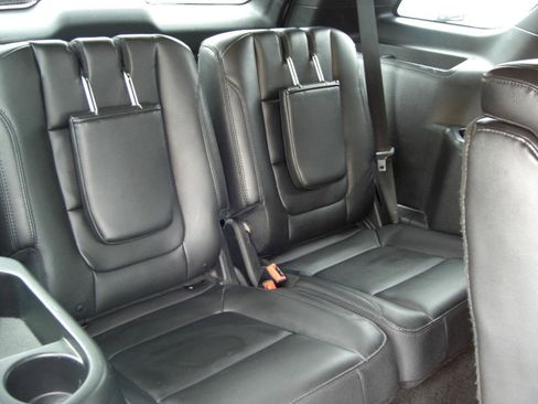 Used 2017 Ford Explorer XLT w/ Equipment Group 202A FWD image 16