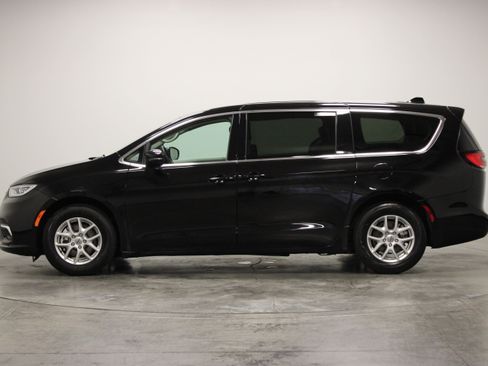 Used 2024 Chrysler Pacifica Touring-L FWD image 5