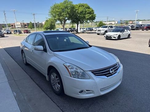 Used 2010 Nissan Altima 2.5 SL w/ Technology Pkg FWD image 2