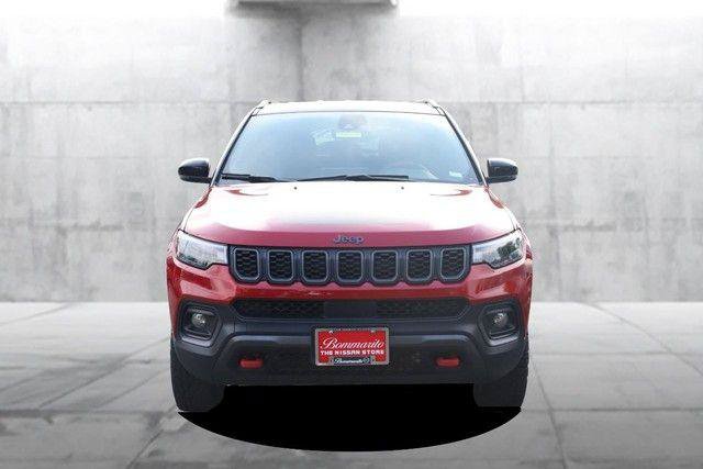 Used 2025 Jeep Compass Trailhawk AWD/4WD image 4