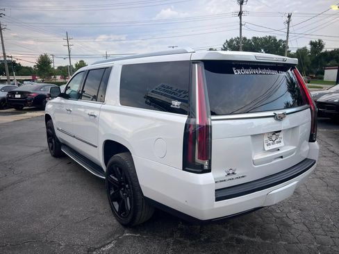 Used 2019 Cadillac Escalade ESV Luxury AWD/4WD image 3
