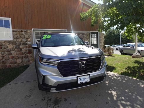 Certified 2025 Honda Pilot Touring image 3