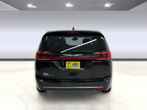 Used 2023 Chrysler Pacifica Touring-L FWD image 8