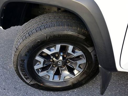 Used 2018 Toyota Tacoma TRD Off-Road image 32