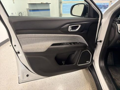 Used 2023 Jeep Compass Latitude w/ Sun and Sound Group image 38