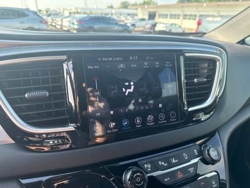 Used 2019 Chrysler Pacifica Touring-L Plus w/ Advanced Safetytec Group FWD image 38