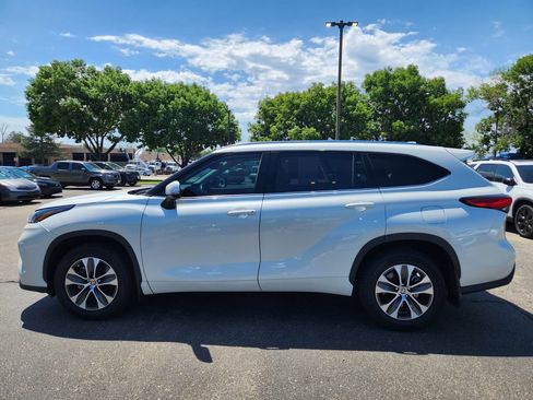 Used 2021 Toyota Highlander XLE AWD/4WD image 4
