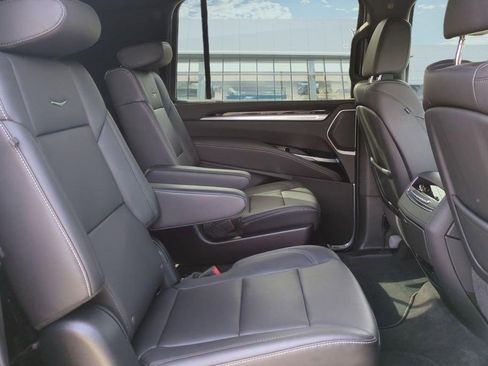 Certified 2025 Cadillac Escalade ESV Luxury RWD image 30
