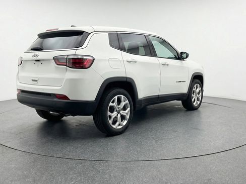 Used 2025 Jeep Compass Latitude AWD/4WD image 9