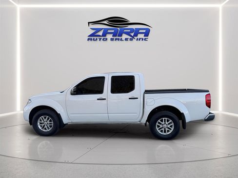 Used 2019 Nissan Frontier SV image 2