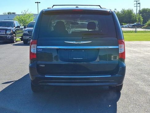 Used 2014 Chrysler Town & Country Touring FWD image 8