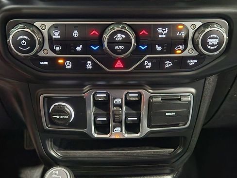 Used 2020 Jeep Wrangler Unlimited Sahara AWD/4WD image 38