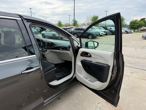 Used 2019 Chrysler Pacifica Touring Plus w/ Tire & Wheel Group FWD image 29