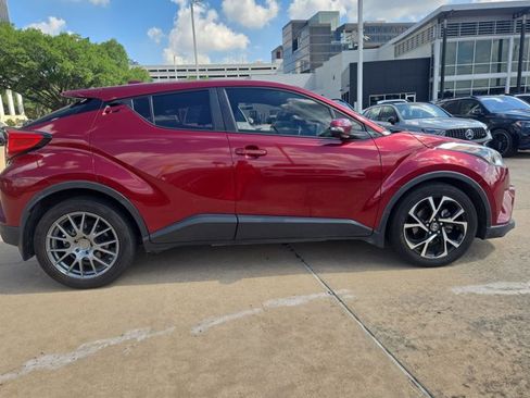 Used 2019 Toyota C-HR XLE FWD image 4