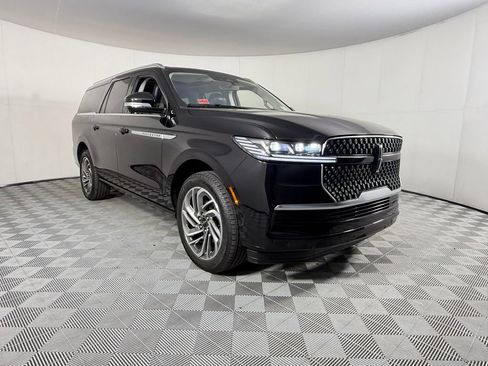 Used 2025 Lincoln Navigator L Reserve AWD/4WD image 6