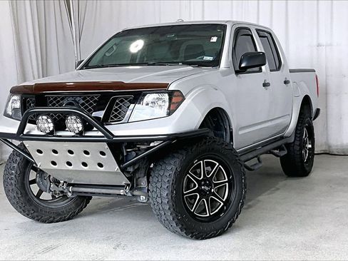 Used 2013 Nissan Frontier SV image 2