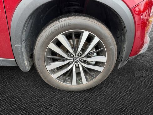 Used 2024 Nissan Pathfinder Platinum FWD image 11