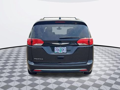 Used 2017 Chrysler Pacifica Touring-L FWD image 5