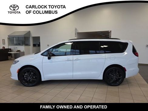 Used 2023 Chrysler Pacifica Limited w/ Uconnect Theater Family Group AWD/4WD image 2