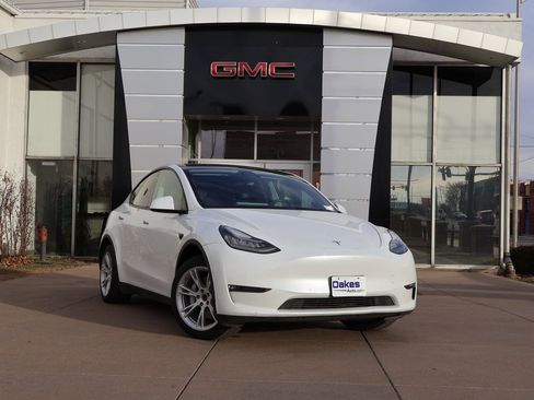 Used 2021 Tesla Model Y Long Range image 1