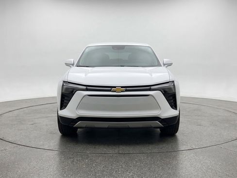 Used 2025 Chevrolet Blazer LT FWD image 2