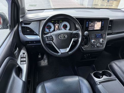 Used 2015 Toyota Sienna SE Premium FWD image 17