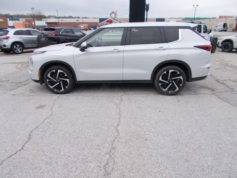 Used 2024 Mitsubishi Outlander SE image 8