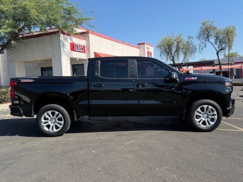 Used 2021 Chevrolet Silverado 1500 LT Trail Boss w/ Convenience Package II AWD/4WD image 2