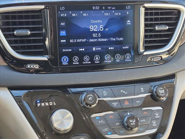 Used 2017 Chrysler Pacifica Touring-L FWD image 14
