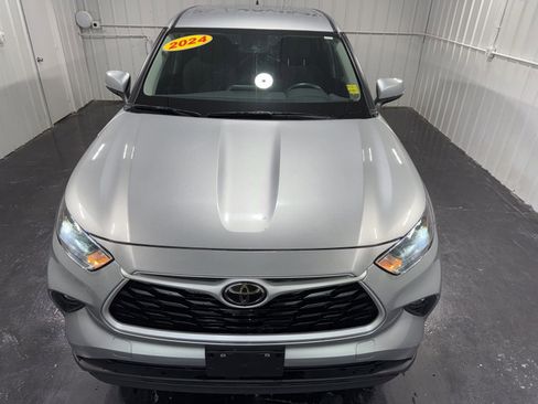 Used 2024 Toyota Highlander LE AWD/4WD image 5