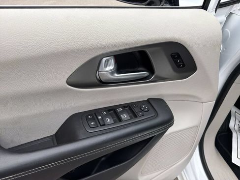 Used 2024 Chrysler Pacifica Limited FWD image 14