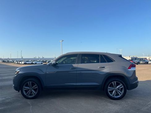 Used 2020 Volkswagen Atlas Cross Sport SE w/ Panoramic Sunroof Package FWD image 12
