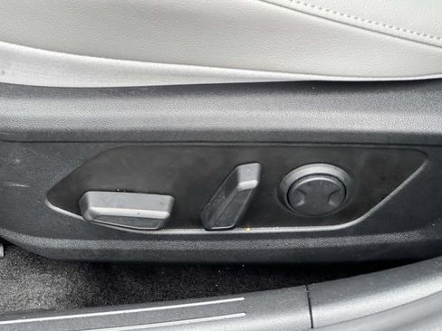 Used 2025 Hyundai Elantra Limited FWD image 25