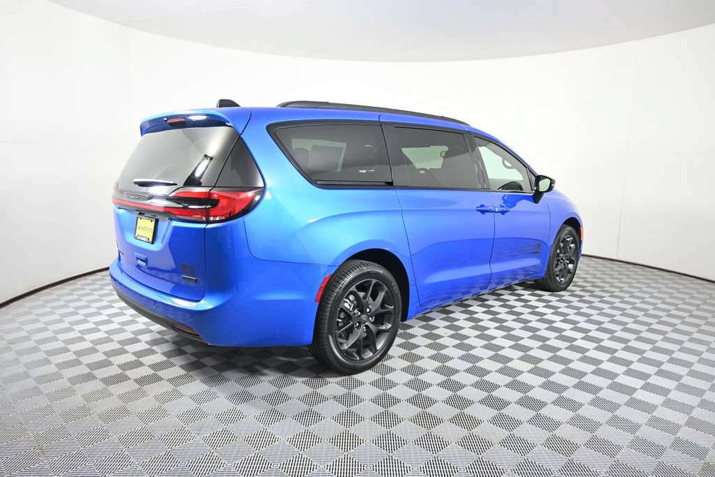 New 2027 Chrysler Pacifica Select AWD/4WD image 6