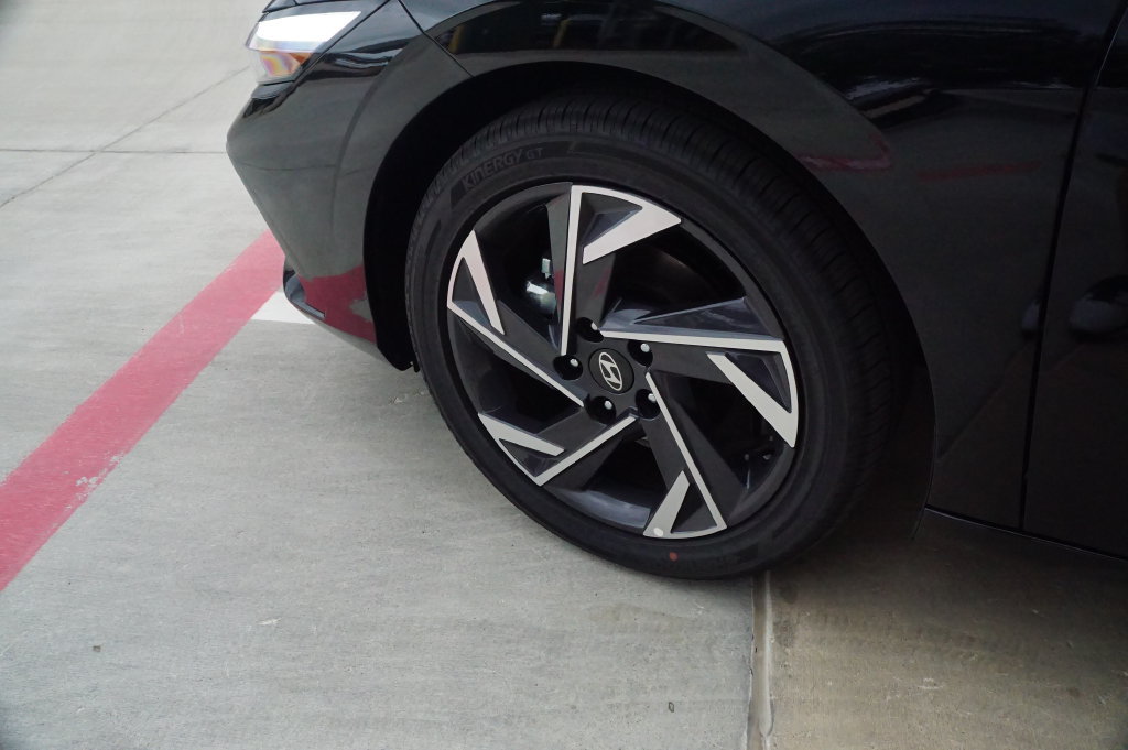 New 2026 Hyundai Elantra Limited FWD image 8