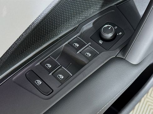 Used 2025 Volkswagen Tiguan SE image 17