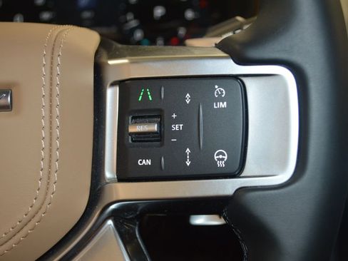 Used 2025 Land Rover Discovery Metropolitan Edition AWD/4WD image 23
