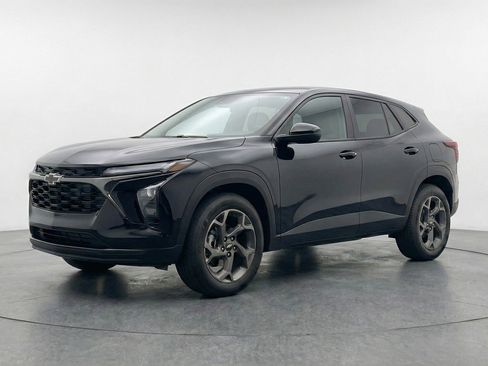 Used 2025 Chevrolet Trax LT image 2