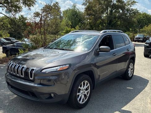 Used 2018 Jeep Cherokee Latitude Plus w/ Cold Weather Group AWD/4WD image 1