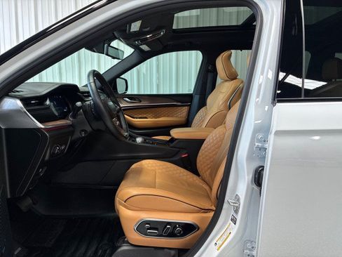Used 2025 Jeep Grand Cherokee L Summit w/ Advanced Protech Group IV AWD/4WD image 8