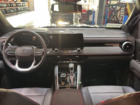 Used 2024 Chevrolet Colorado Z71 w/ Z71 Convenience Package 2 image 13