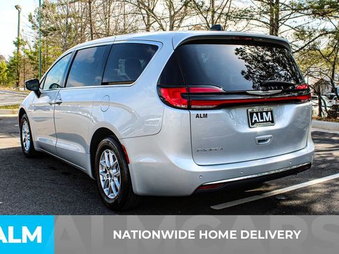 Used 2024 Chrysler Pacifica Touring-L FWD image 5