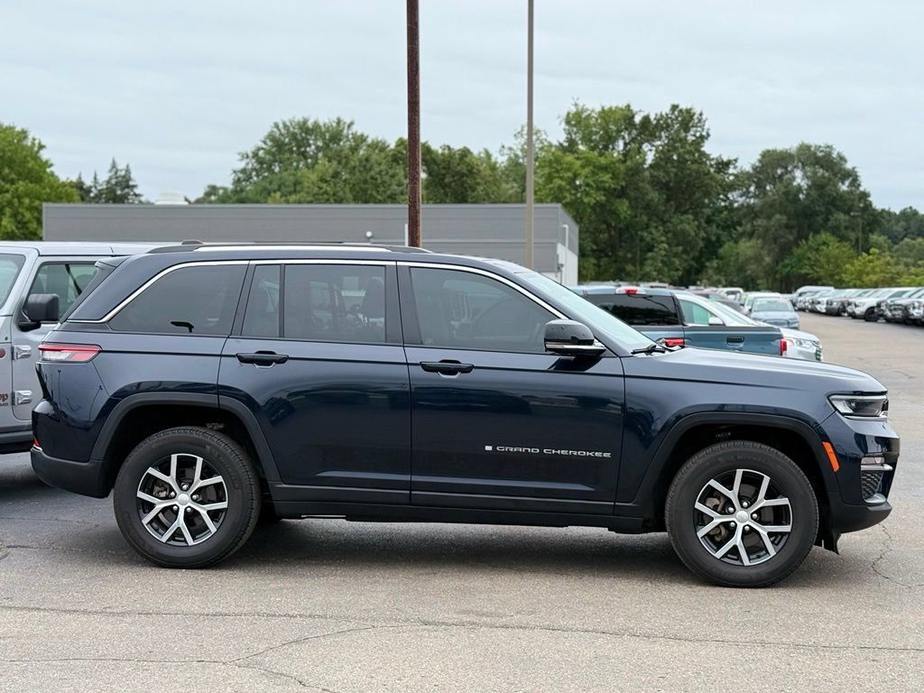 Used 2023 Jeep Grand Cherokee Limited AWD/4WD image 36