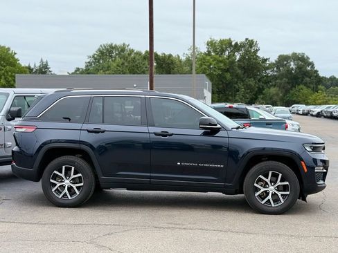 Used 2023 Jeep Grand Cherokee Limited AWD/4WD image 36