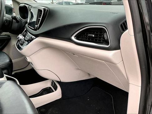 Used 2023 Chrysler Pacifica Touring-L FWD image 15