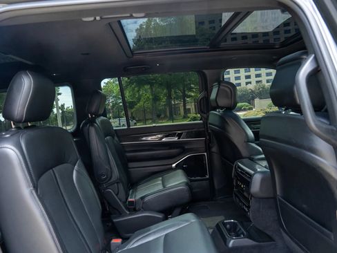Used 2022 Jeep Wagoneer Series III w/ Premium Group I RWD image 18
