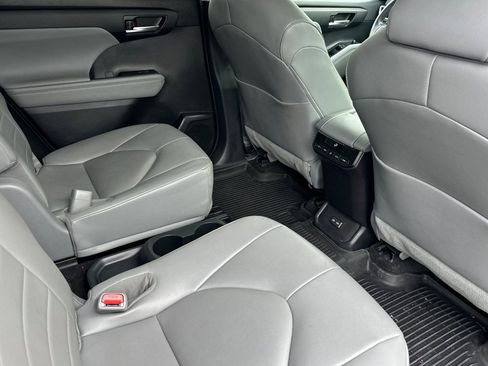 Used 2023 Toyota Highlander XLE image 18