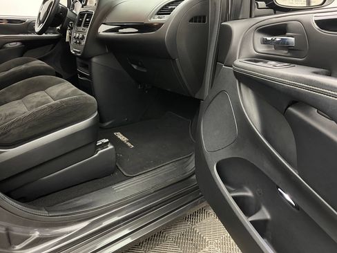 Used 2016 Dodge Grand Caravan SE FWD image 26
