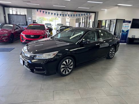 Used 2017 Honda Accord Touring image 2